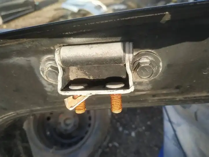 Toyota Corolla E120 E130 (2000 - 2004) Петли крышки багажника — фото 2