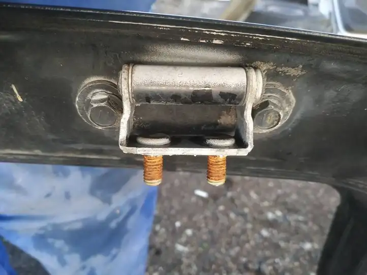 Toyota Corolla E120 E130 (2000 - 2004) Петли крышки багажника — фото 1