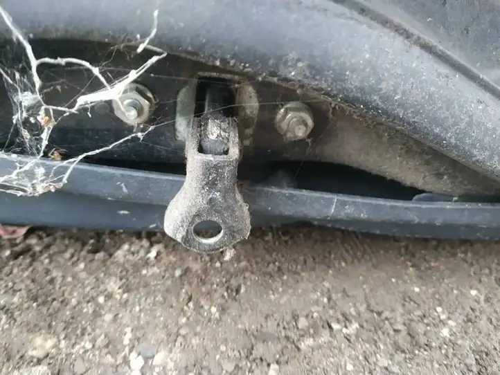 Toyota Corolla E120 E130 (2000 - 2004) Ограничитель задней двери — фото 1