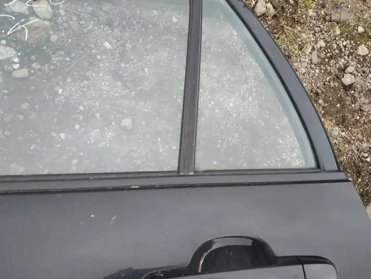 Toyota Corolla E120 E130 (2000 - 2004) Накладка стекла задней двери — фото 3