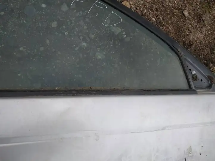 Toyota Avensis T220 (2000 - 2003) Накладка стекла передней двери — фото 3