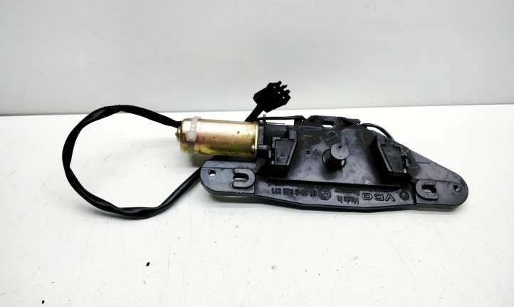 BMW 5 E39 (1996 - 2003)  8362371 Притягиватель задней крышки