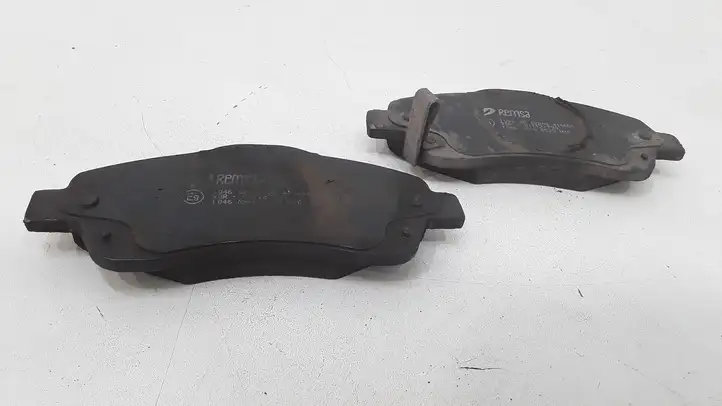 Toyota Avensis T250 (2003 - 2006) Передние тормозные колодки — фото 1