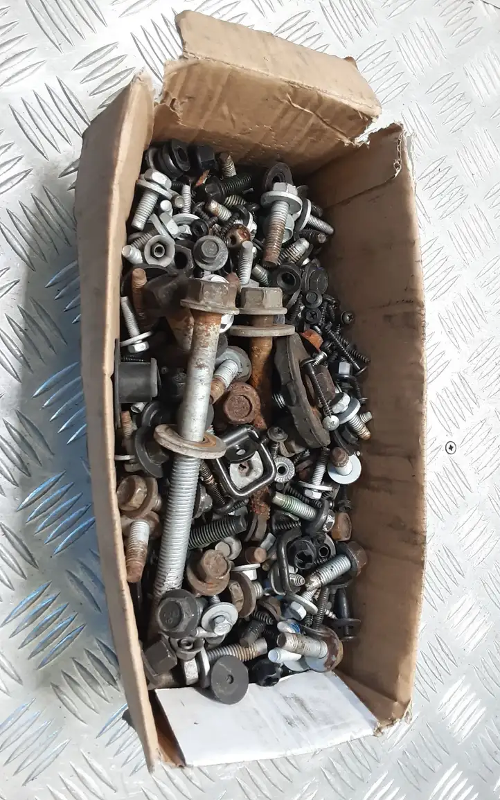 Chrysler Voyager (2007 - 2010)   Болты/ гайки