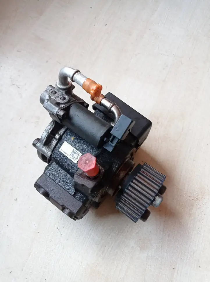 Volkswagen Golf VI (2009 - 2013)  03L130755E Топливный насос