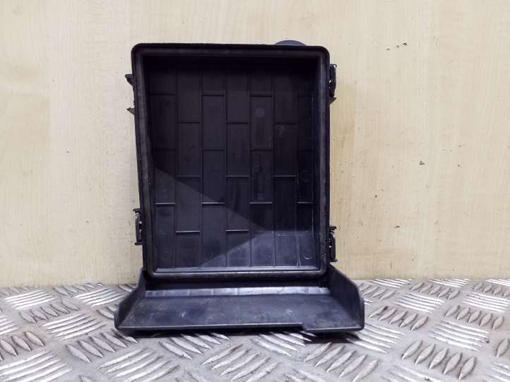 Volkswagen Touran I (2003 - 2010)  1K0937132D Крышка ящика предохранителей