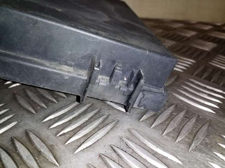 Volkswagen Touran I (2003 - 2010)  1K0937132D Крышка ящика предохранителей