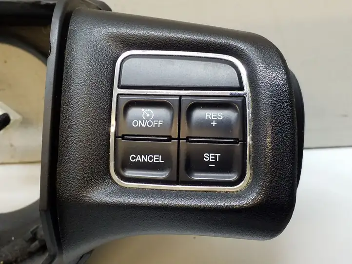 Dodge Grand Caravan (2007 - 2020) 1WC22DX9AA Кнопки на рулевом колесе — фото 3