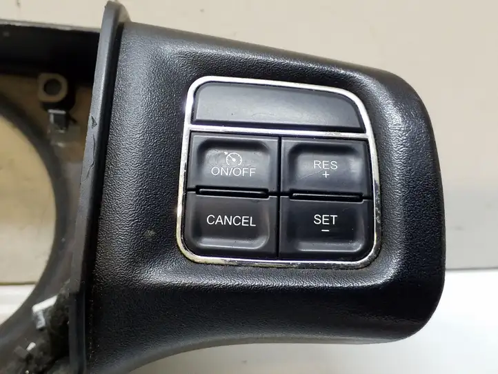 Dodge Grand Caravan (2007 - 2020) 1WC22DX9AD Кнопки на рулевом колесе — фото 6
