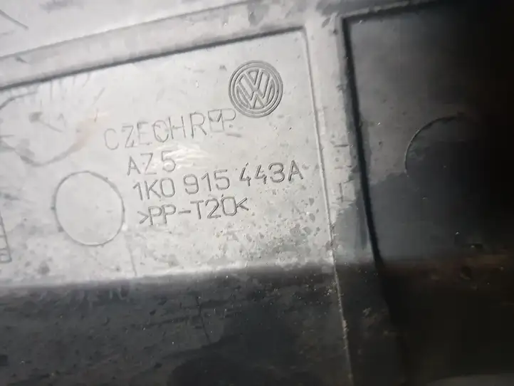 Volkswagen PASSAT B6 (2005 - 2010) 1K0915443A Крышка ящика аккумулятора — фото 3