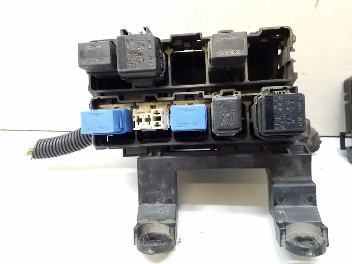 Nissan Almera (2000 - 2006) OEM Блок монтирования реле — фото 2