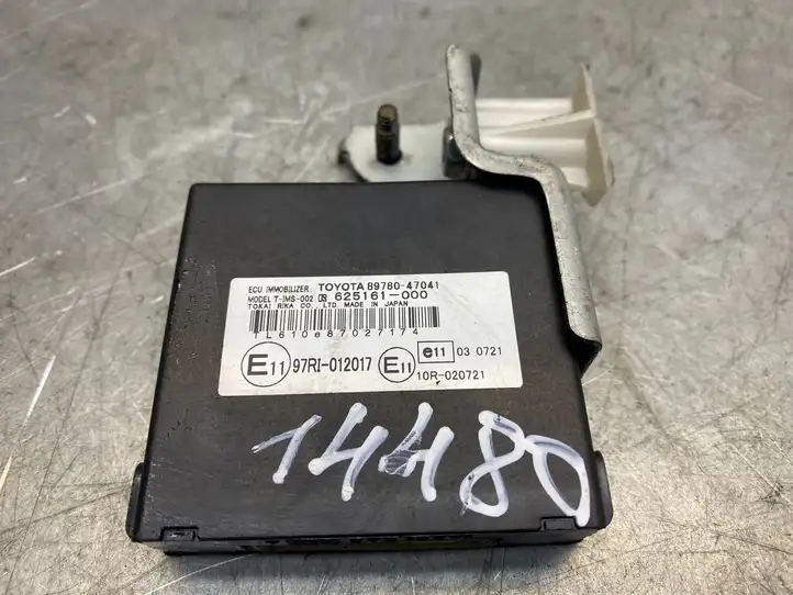 Toyota Prius (NHW20) (2003 - 2009) 8978047041 Блок иммобилайзера — фото 2