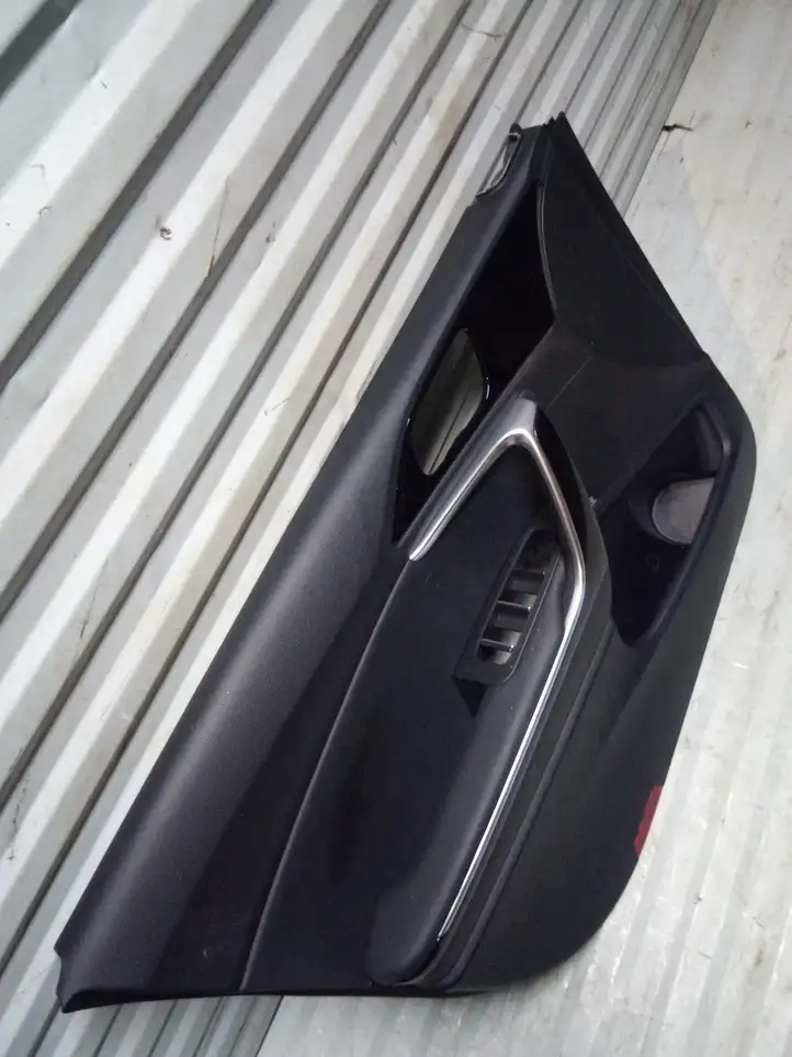 Kia Ceed (2018 - 2021) Обшивка передней двери — фото 2