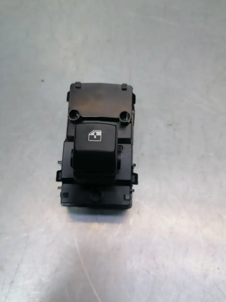 Kia Ceed (2018 - 2021) 93590J7050 Кнопка стеклоподъемников — фото 1