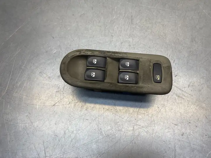 Renault Clio III (2005 - 2012) 8200356758 Блок кнопок стеклоподъемников — фото 1