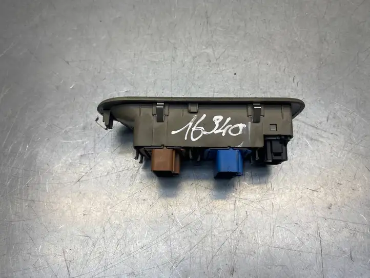 Renault Clio III (2005 - 2012) 8200356758 Блок кнопок стеклоподъемников — фото 3