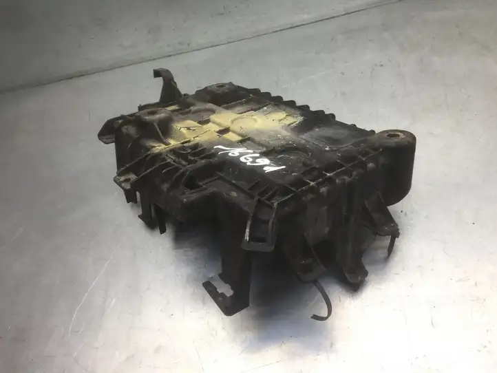Opel Corsa D (2006 - 2010) 13235642 Площадка аккумулятора — фото 2