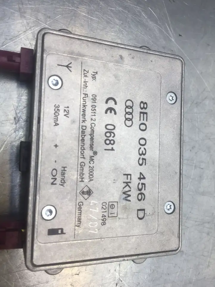 Audi A6 S6 C6 4F (2004 - 2008) 8E0035456 Усилитель антенны — фото 3