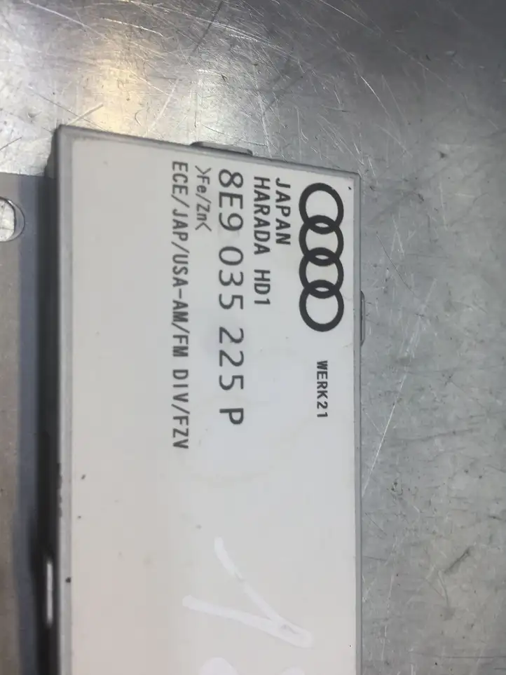 Audi A4 S4 B7 8E 8H (2004 - 2009) 8E9035225 Усилитель антенны — фото 2