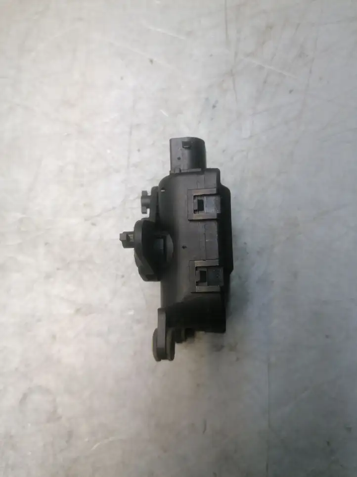 Volkswagen PASSAT B5 (1997 - 2000) 8D1820511B Двигатель задвижки потока воздуха — фото 2
