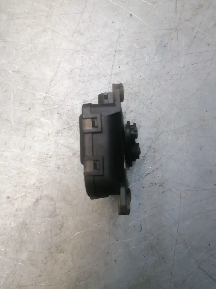 Volkswagen PASSAT B5 (1997 - 2000) 8D1820511B Двигатель задвижки потока воздуха — фото 3
