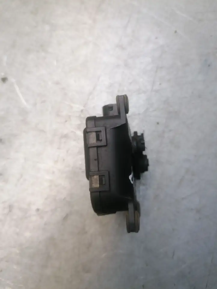 Volkswagen PASSAT B5 (1997 - 2000) 8D1820511B Двигатель задвижки потока воздуха — фото 2