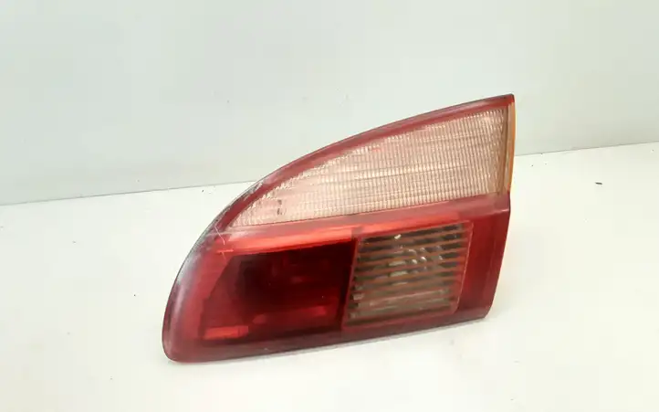 Toyota Avensis T220 (2000 - 2003) 89022025 Задний фонарь в крышке багажника — фото 1