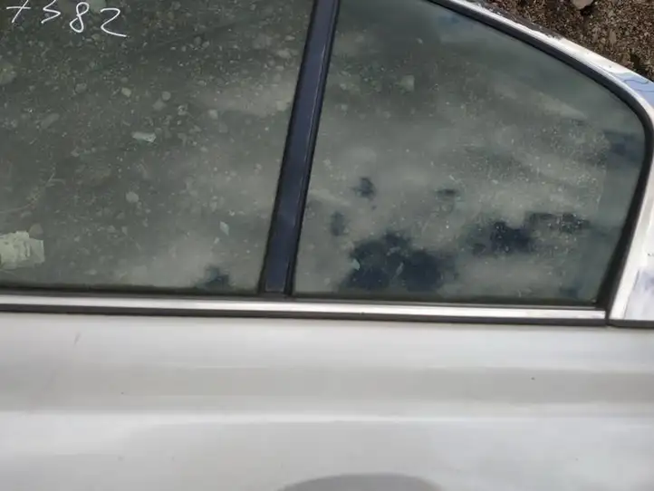 Subaru Legacy (2009 - 2013) Накладка стекла задней двери — фото 2
