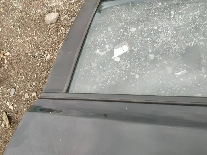 Nissan Qashqai (2006 - 2010) Накладка стекла задней двери — фото 3