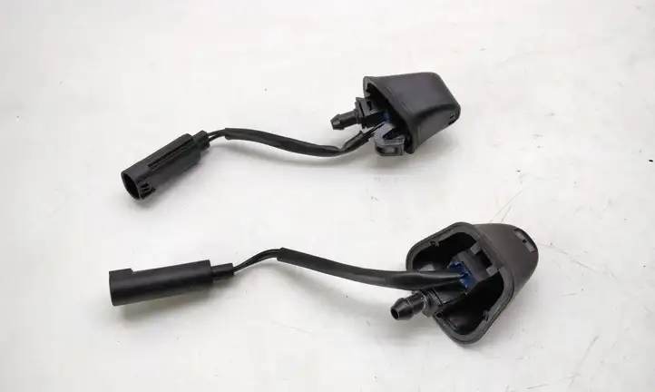 BMW 3 E90 E91 (2005 - 2012) 8365385 Форсунка омывателя лобового стекла — фото 2