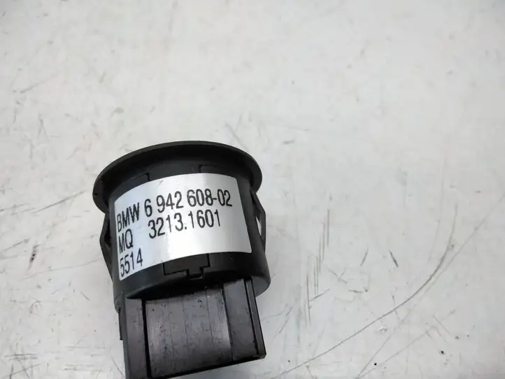 BMW 3 E90 E91 (2005 - 2012) 6942608 Кнопка фаркопа в багажнике — фото 3