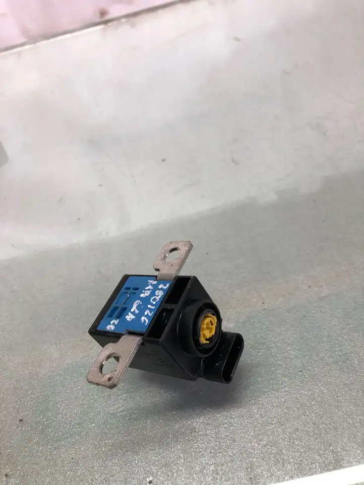 Mercedes-Benz GLA H247 (2020 - )  A0009827425 Предохранитель реле аккумулятора