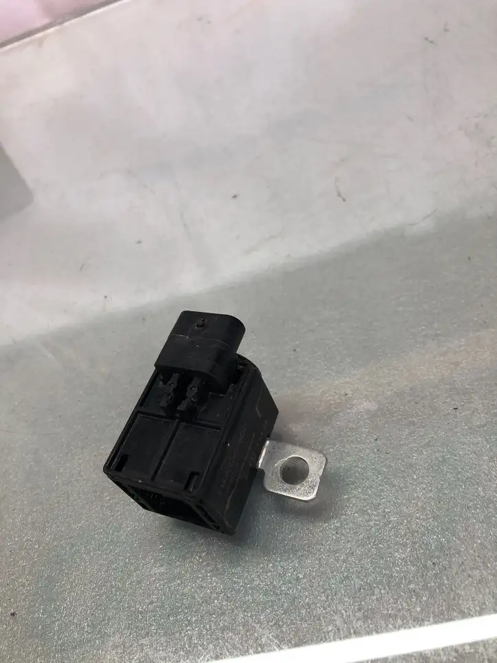 Mercedes-Benz GLA H247 (2020 - )  A0009827425 Предохранитель реле аккумулятора