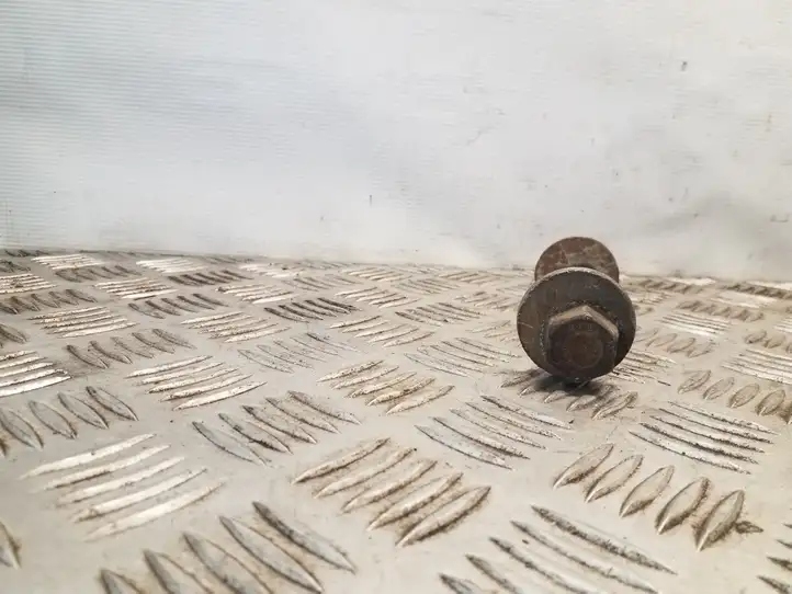 Volkswagen Touareg I (2002 - 2010)   Болт развал - схождения