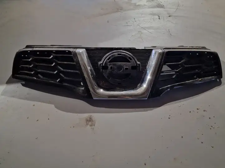 Nissan Qashqai (2010 - 2013) 62310BR00A Верхняя решетка радиатора — фото 1