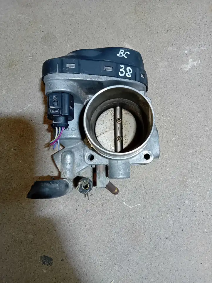 Audi A3/S3 8L (2000 - 2003) 06A133062A Дроссельная заслонка — фото 1