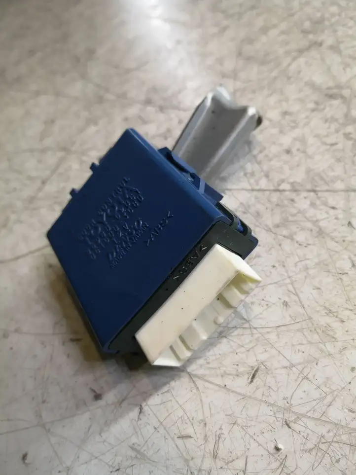 Toyota Yaris (1999 - 2003) 8598052051 Блок управления дверью — фото 1