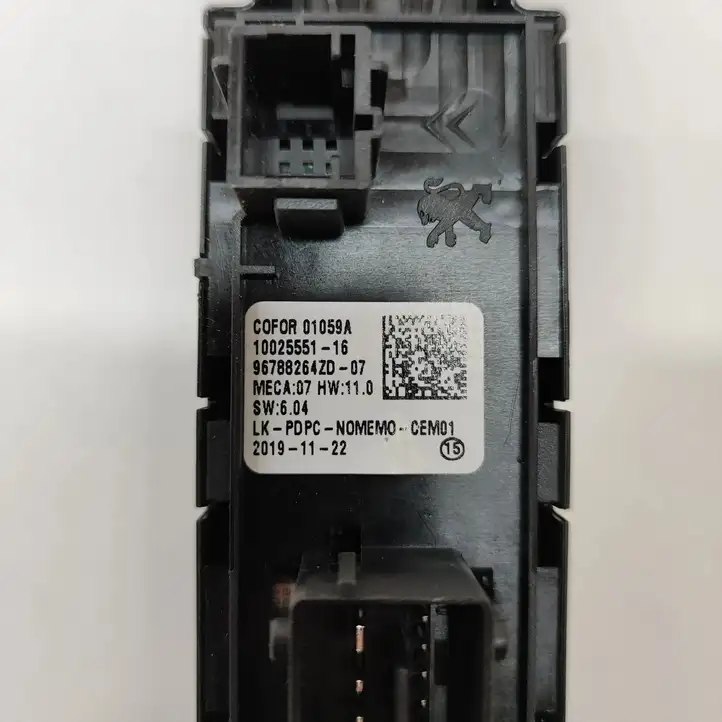 Peugeot 208 (2019 - ) 98788264ZD Кнопка стеклоподъемников — фото 8