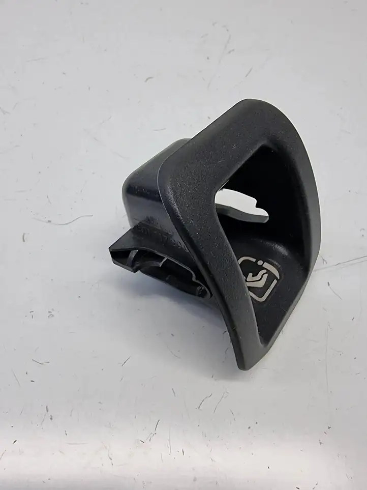Mercedes-Benz CLA C117,X117,W117 (2013 - 2019) A1179230000 Заглушка ISOFIX — фото 2