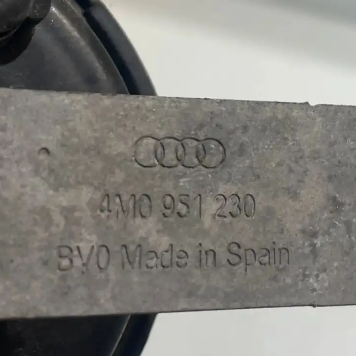 Audi Q7 4M (2015 - ) 4M0951223B Кронштейн звукового сигнала — фото 3