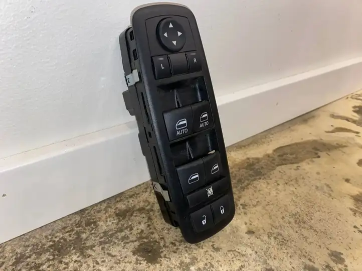 Jeep Cherokee (2013 - 2017) 68141894AA Кнопка стеклоподъемников — фото 2