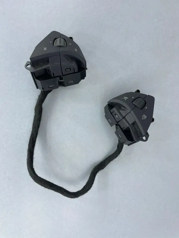 Tesla Model S (2012 - 2016) 101324200B Кнопки на рулевом колесе — фото 1