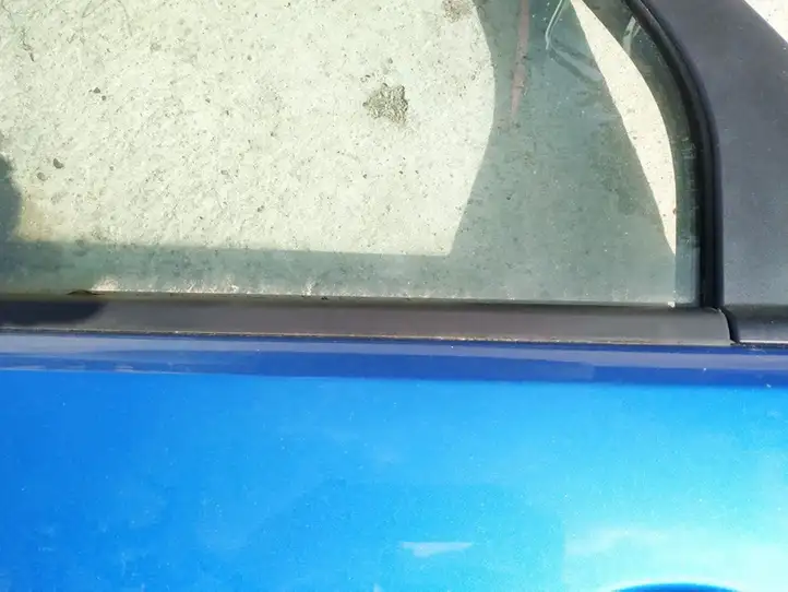Ford Focus (2005 - 2008) Накладка стекла задней двери — фото 2