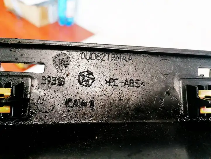 Chrysler Pacifica (2003 - 2008) 0UO82TRMAA Передняя пепельница — фото 3