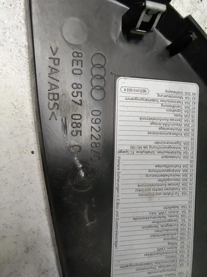 Audi A4 S4 B7 8E 8H (2004 - 2009) 8E0857085C Прочие детали салона — фото 3
