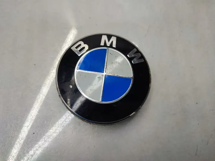 BMW 3 F30 F35 F31 (2012 - 2018) 6783536 Эмблема автомобиля — фото 1