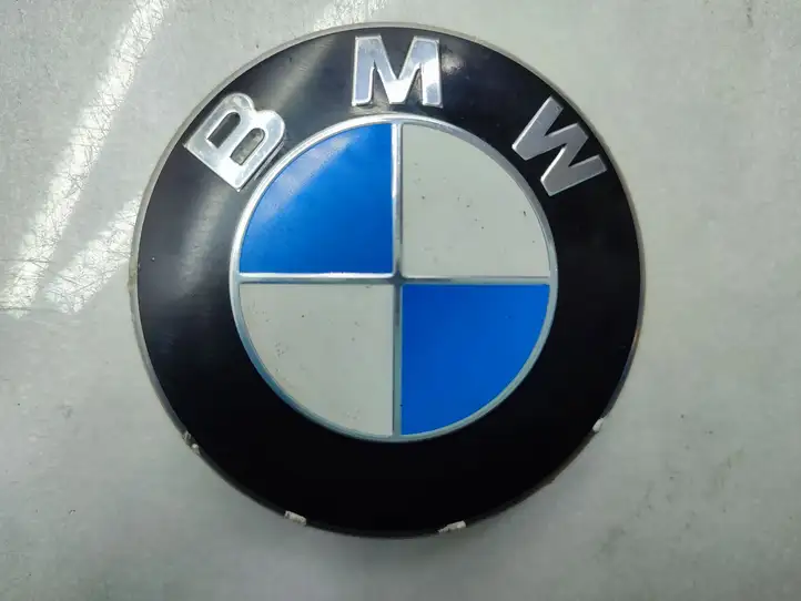 BMW 3 F30 F35 F31 (2012 - 2018) 6783536 Эмблема автомобиля — фото 1
