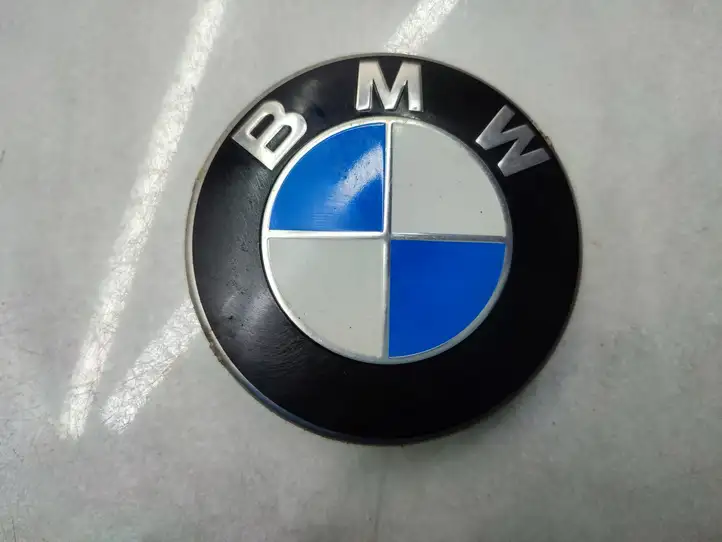 BMW 3 F30 F35 F31 (2012 - 2018) 6783536 Эмблема автомобиля — фото 1