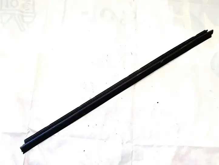 Toyota Auris 150 (2006 - 2012) Накладка стекла передней двери — фото 3