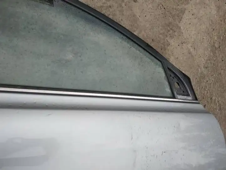 Toyota Avensis T250 (2003 - 2006) Накладка стекла передней двери — фото 3